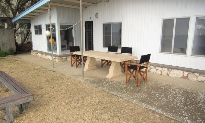 Para Wurlie House | Beachfront Bliss at Bernie's with Ocean Views & Family Perks