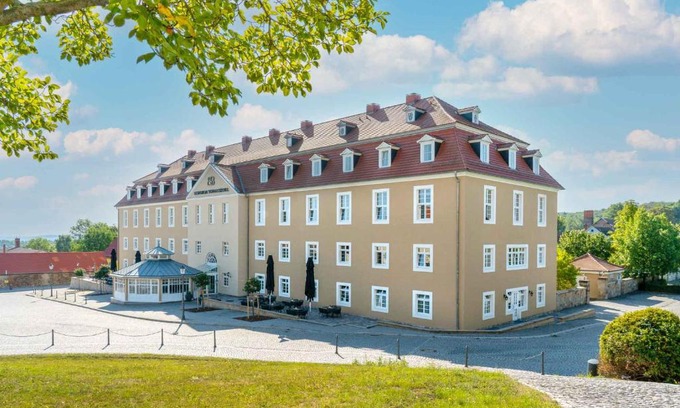 Ballenstedt Hotel | Elegant Bernstein Schlosshotel Ballenstedt with Pool & Dining