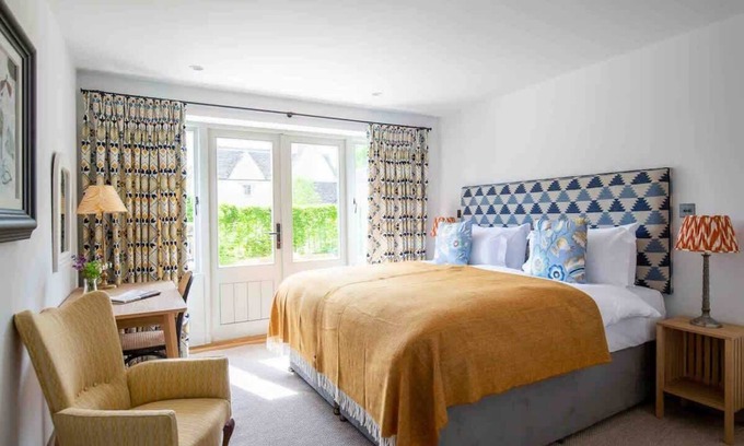 Cirencester House | Elegant Berry Farm: Pet-Friendly Retreat with Ocean Views