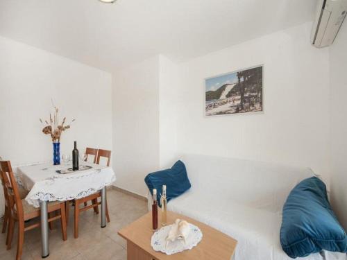Brna Apartment | Bertie's Lodge - Two Bedroom Apartment with Terrace and Sea View A1