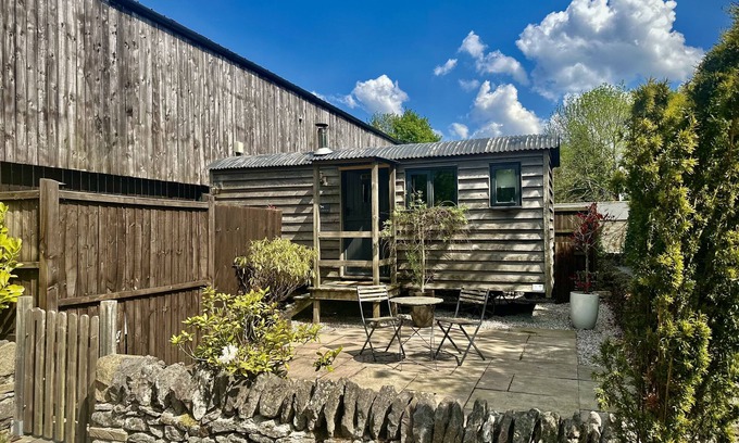 Foolow Cottage | Bertie's Retreat: Cozy Accommodation for Two with Breakfast