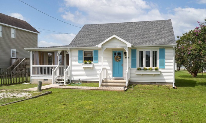 Chincoteague House | Explore Bertie Street Cottage on Chincoteague Island Today!