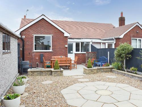 Thornton-Cleveleys House | Family-Friendly Stay at Berwick Lodge with Kitchen Amenities