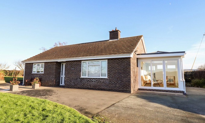 Kingswood House | Family-Friendly Berwyn View with Garden in Welshpool