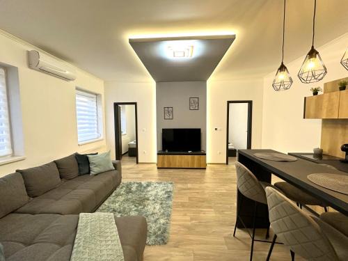 Kaposvar Apartment | Eco-Friendly Berzsenyi Apartmanház with Hot Tub & Perfect Score
