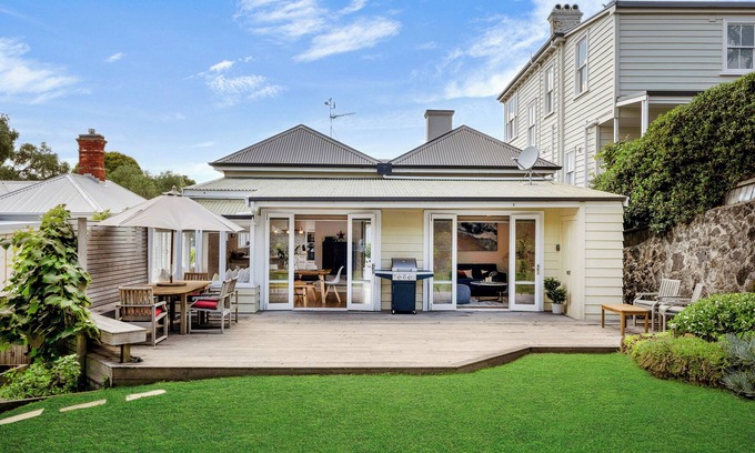 Devonport House | Oceanfront 3-Bedroom Retreat in Auckland for Families