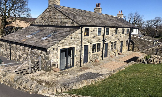 Lumbutts Cottage | Bess Cottage: Romantic Getaway with Garden in Cragg Vale
