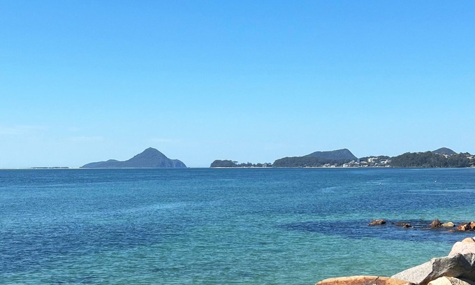 Corlette House | Relaxing Retreat at Bessie's Boat Shed with Pool & Breakfast