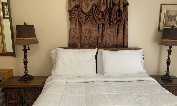 Union City Apartment | Convenient Apartment Near NYC with Spa and Breakfast