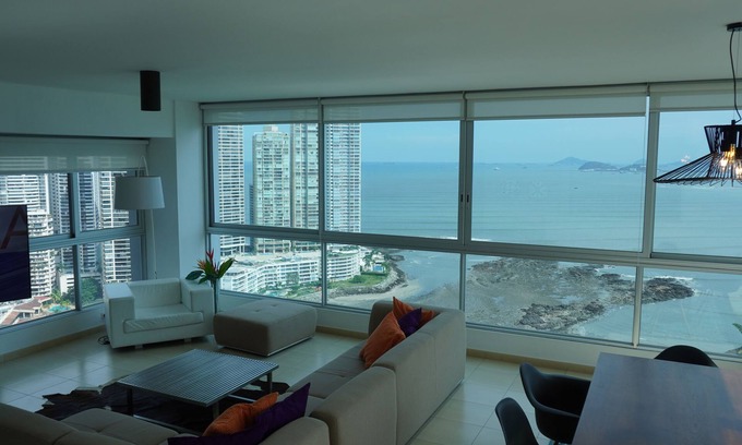 Punta Paitilla Apartment | Oceanfront Apartment with Pool and Spa in Prime PTY Location