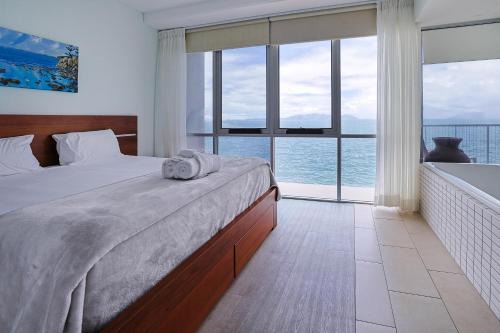 Nelly Bay Apartment | Waterfront Bliss: Best at Bright Point with Ocean Views
