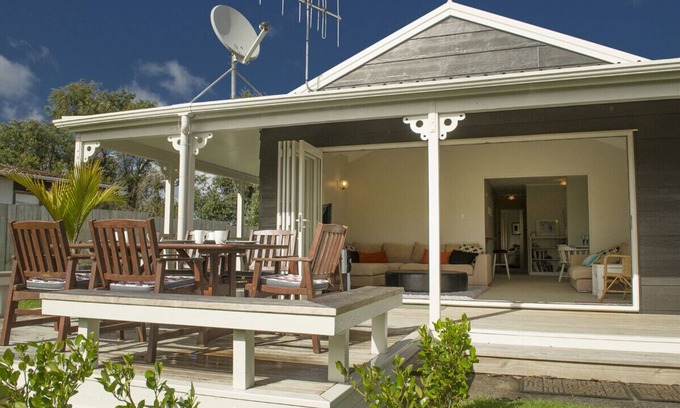 Whangamata Cottage | Discover Oceanfront Bliss at Whangamata Holiday Home