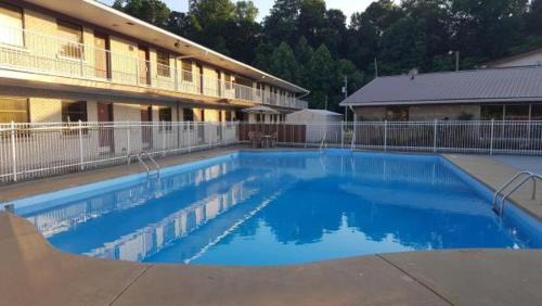 Tell City Hotel | Budget-Friendly Inn in Tell City with Pool and Pet Options