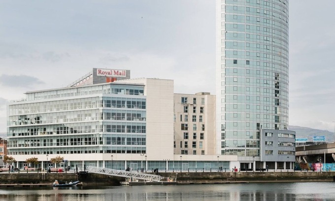 Belfast City Centre Apartment | Experience Breathtaking City Views with Family-Friendly Amenities