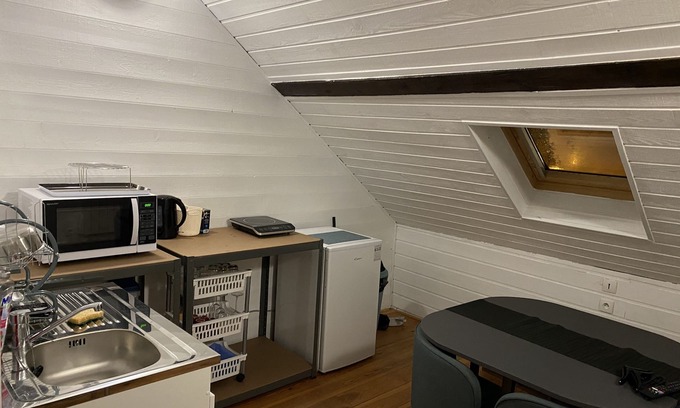 Faubourg-Raines Apartment | Cozy Studio Retreat with Kitchen and Complimentary Breakfast