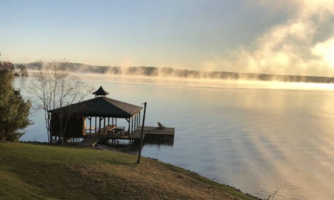 Milledgeville House | Unforgettable Lake Sinclair Views with Kayaks & Sunsets