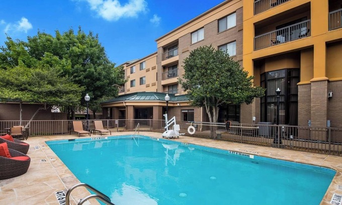 Richardson Hotel | Best for Unwinding! Near Cottonwood Park, Pool, FREE Parking, Pet-Friendly!