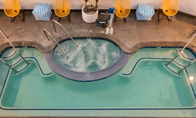 Venice Hotel | Relaxing Retreat with Heated Pool & Jacuzzi Near Palisades Park
