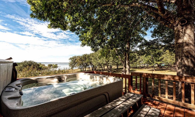 Whitney House | Lakefront Retreat: Unforgettable Sunsets & Pet Friendly