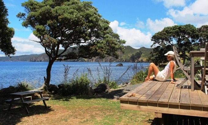 Tuateawa Cottage | Prime Location & Exceptional Amenities at Castaway Cottage