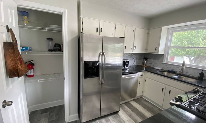 Snellville House | Prime Location 3BR Retreat with Spa & Breakfast Included!