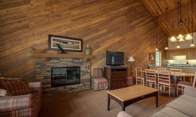 Bend Condo | Ideal Getaway at 7th Mountain: Pet Friendly & Family Fun