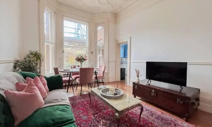 Belgravia Apartment | Prime Location: Chic Private Suite with Hot Tub & Spa