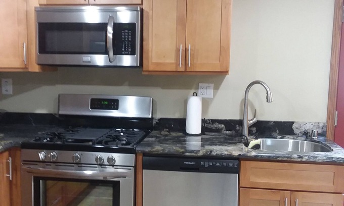 Des Moines House | Prime Location in Des Moines WA - Full Kitchen & Strong Wi-Fi