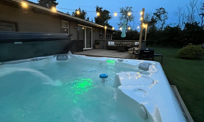 Madison House | Prime Spot in Ohio's Wine Country with Hot Tub & Spa