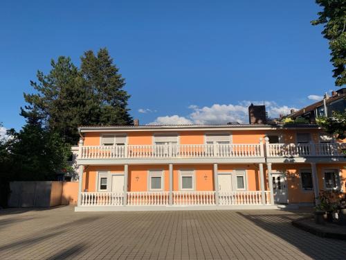 Erlangen Apartment | Explore BEST LONGSTAY INN: Pet and Child Friendly Stays