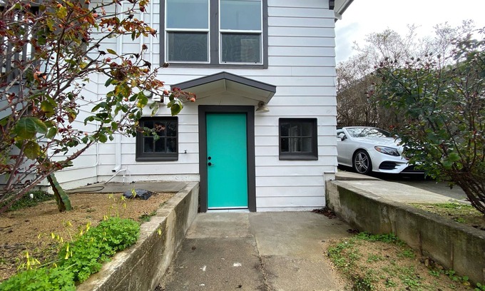 Poets Corner House | Discover Berkeley: Pet-Friendly Retreat for Families