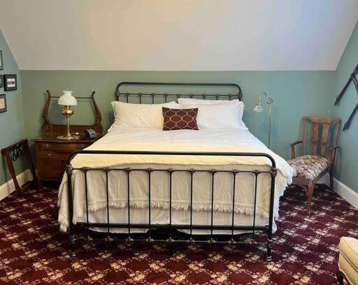 Daniels Hill Apartment | Cozy Retreat: King Bed & Pet-Friendly Comfort for Two