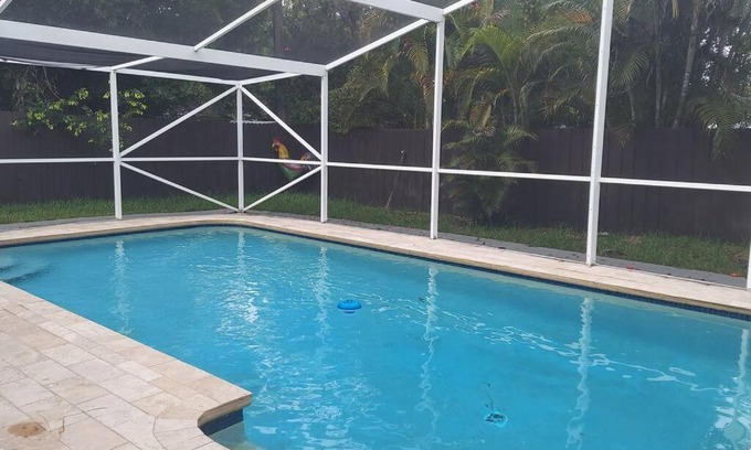 South Corals House | Discover Oakland Park with Enclosed Heated Pool & Pet-Friendly