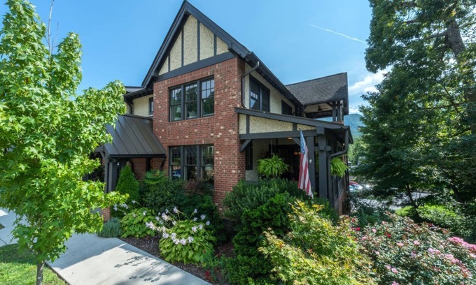 Cheshire House | Unforgettable Getaway | Mountain View & Steps to Downtown