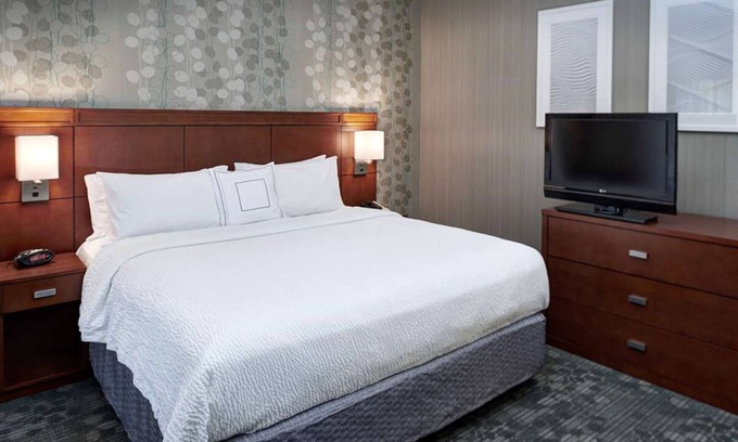 Brookfield Hotel | Premier Stay in Brookfield with Indoor Pool & Pet-Friendly