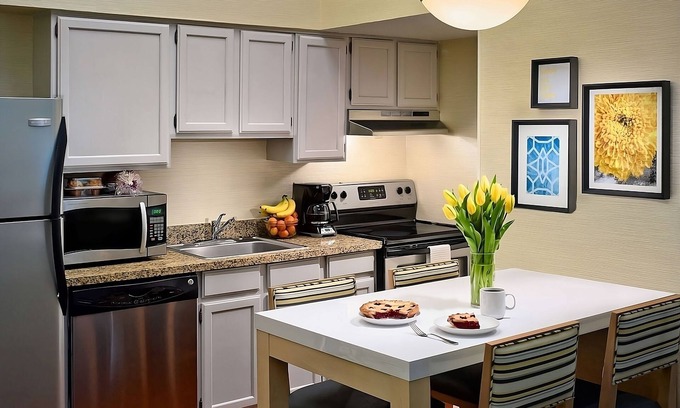 Omaha Hotel | Discover Your Ideal Stay in Nebraska: Pool & Free Breakfast