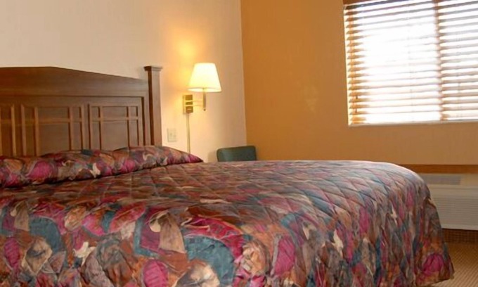West Union Hotel | Discover Best Rest Inn & Suites: Pool, Breakfast & Family Fun