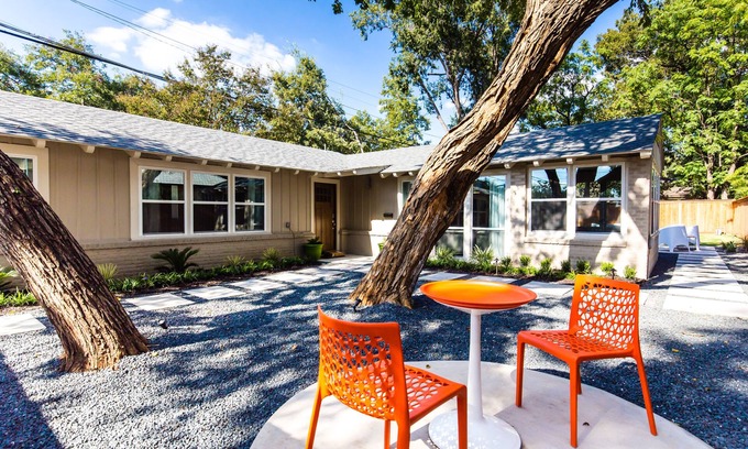 Dallas House | Guest Rated: 10/10 Mid-Century Modern Oasis in Dallas