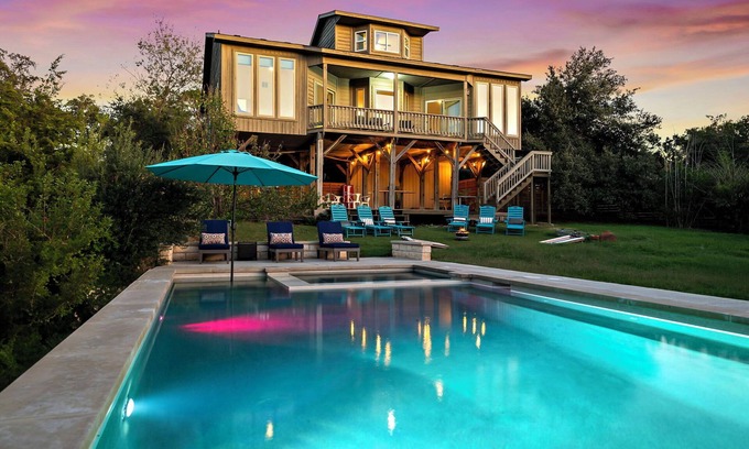 Leander House | Ultimate Sunset Escape with Private Spa & Lake Views