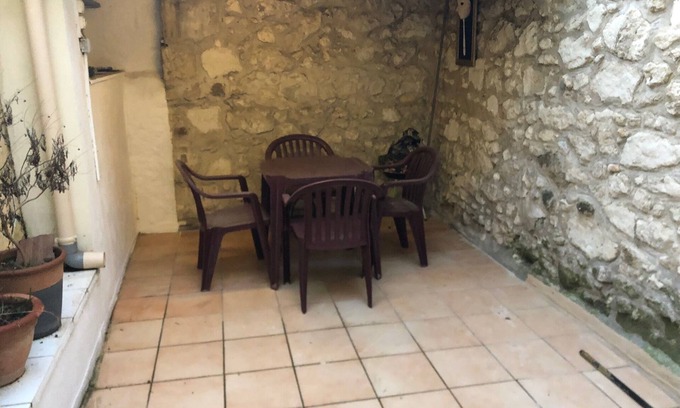 Coursan Apartment | Budget-Friendly Hotel with Ocean View and Relaxing Terrace