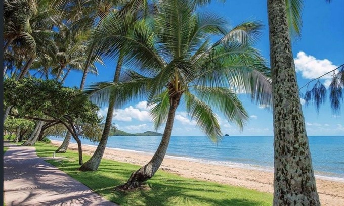 Trinity Beach House | Best Value Cairns Holiday Home! - Trinity Beach Getaway: Spa, pool, beach, sun.