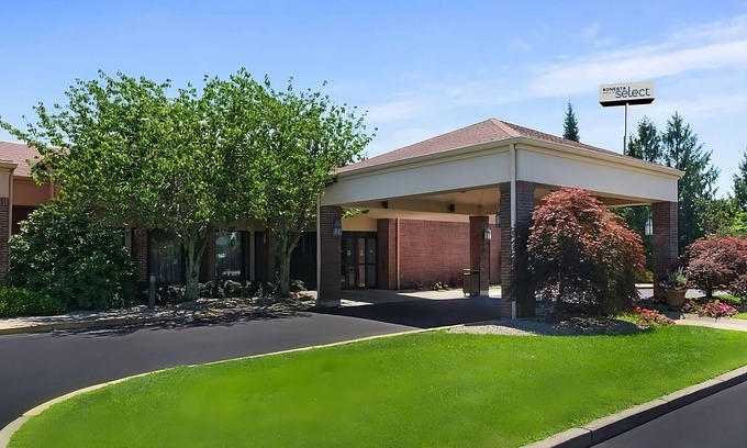 Middletown Hotel | Prime Location with Pool and Kitchen Near Tennis Hall of Fame