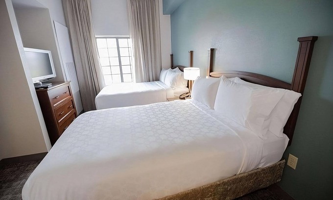 Highlands - Perkins Hotel | Quality Stay Near Bluebonnet Swamp with Pool & Breakfast