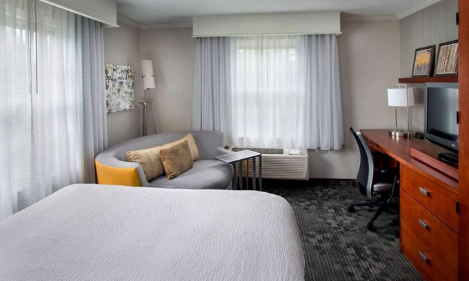 Tinton Falls Hotel | Ideal Retreat Near Tinton Falls – Pet-Friendly & Accessible