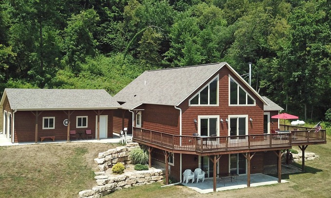 Spring Green Cabin | Unforgettable Views and Fun at Pet-Friendly Retreat