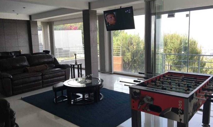 Cochabamba Apartment | Best View in the City. Lovely 2-bedroom apartment with WiFi in Cochabamba