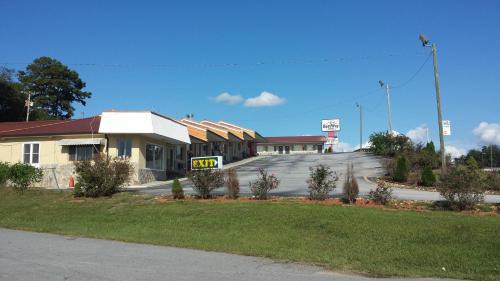 Seneca Hotel | Convenient Stay at Best Way Inn Seneca - Clemson with Hot Tub