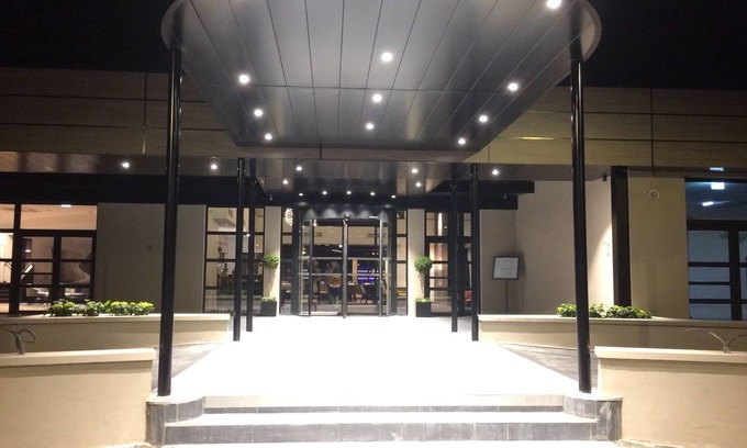 Fresnes-les-Montauban Hotel | Relax at Best Western L' Aquarium Arras Nord with Pool & Spa