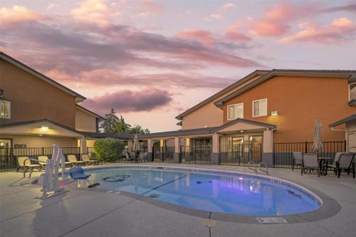 Red Bluff Hotel | Pet-Friendly Best Western Antelope Inn & Suites with Pool