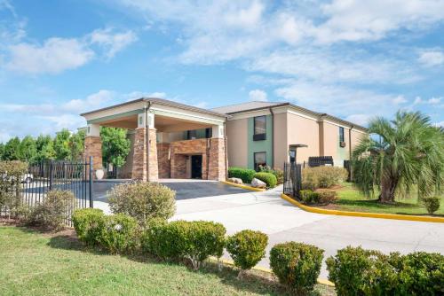 Bridge City Hotel | Discover Bayou Inn: Oceanfront Poolside Retreat